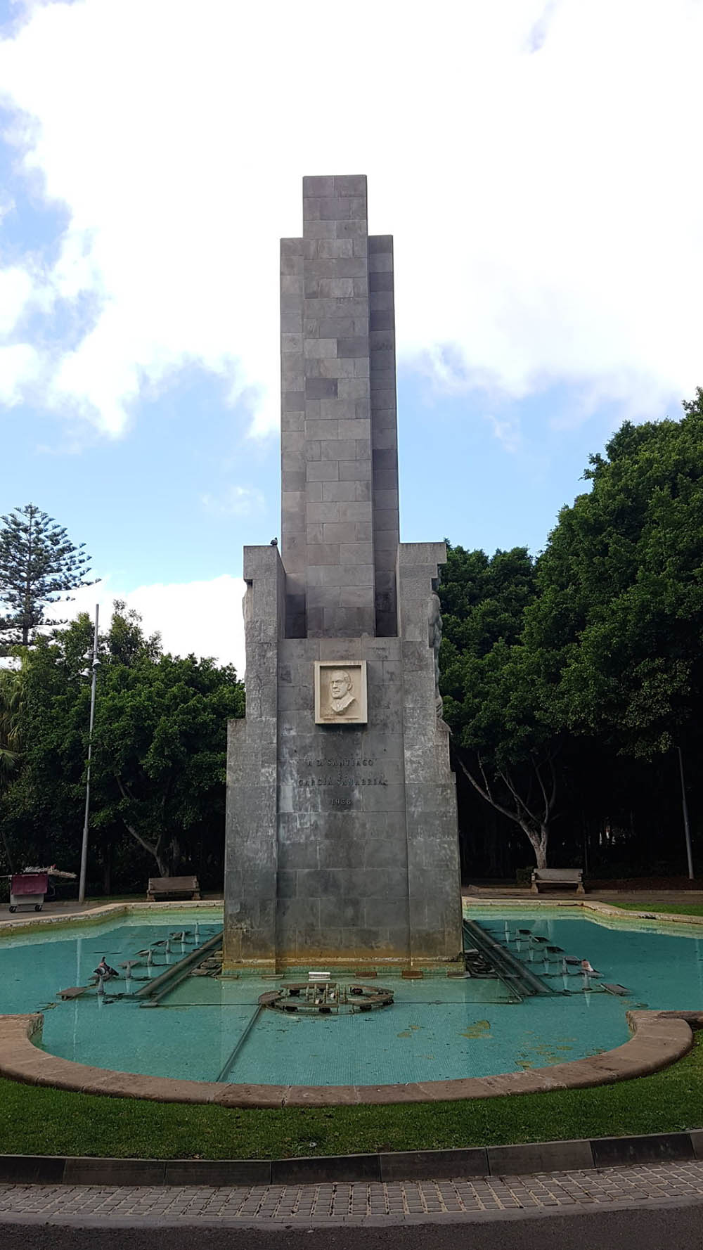 Monumento al gato (Óscar Domínguez)